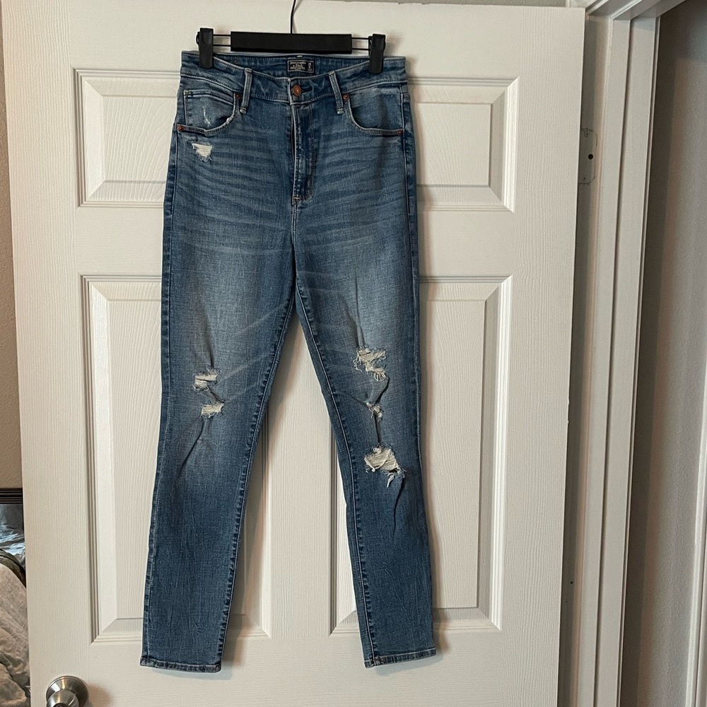 A & F • Simone High Rise Ankle Skinny Jeans. Size 28L